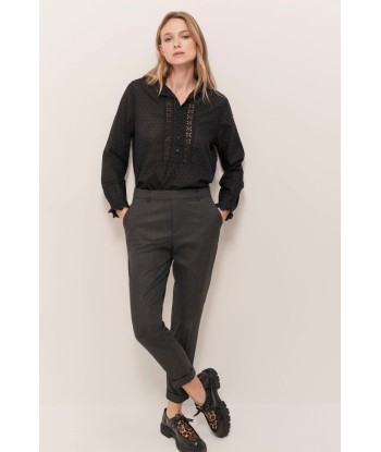 CAROLA - Blouse noire voile fantaisie plumetis et dentelle placée ouvre sa boutique