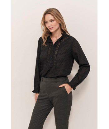 CAROLA - Blouse noire voile fantaisie plumetis et dentelle placée ouvre sa boutique