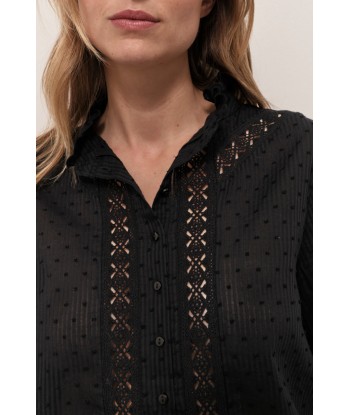 CAROLA - Blouse noire voile fantaisie plumetis et dentelle placée ouvre sa boutique