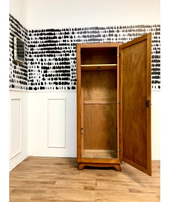 Armoire homme debout vintage ouvre sa boutique