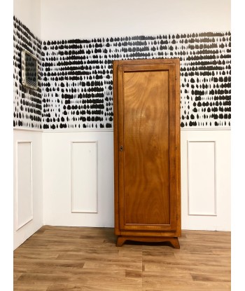 Armoire homme debout vintage ouvre sa boutique